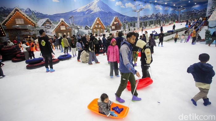 Trans Snow World di Bintaro, Tangerang Selatan, menjadi salah satu destinasi favorit warga untuk mengisi libur sekolah. Wahana wisata salju buatan di dalam pusat perbelanjaan ini ramai dikunjungi keluarga yang ingin merasakan sensasi bermain salju di tengah kota, Jumat (2/1/2025).