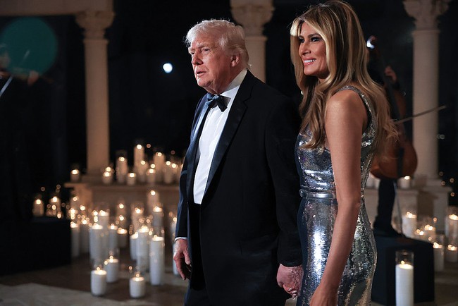 Sementara itu, Presiden Donald Trump tampil klasik dalam setelan jas hitam lengkap dengan bow tie. Pesta Tahun Baru di Mar-a-Lago sudah menjadi tradisi keluarga Trump selama puluhan tahun. Di masa lalu, acara ini kerap dihadiri oleh deretan tamu papan atas, mulai dari Sylvester Stallone, Tiger Woods, Martha Stewart, hingga Serena Williams. Foto: Getty Images/Joe Raedle