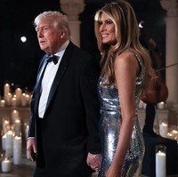 Sementara itu, Presiden Donald Trump tampil klasik dalam setelan jas hitam lengkap dengan bow tie. Pesta Tahun Baru di Mar-a-Lago sudah menjadi tradisi keluarga Trump selama puluhan tahun. Di masa lalu, acara ini kerap dihadiri oleh deretan tamu papan atas, mulai dari Sylvester Stallone, Tiger Woods, Martha Stewart, hingga Serena Williams. Foto: Getty Images/Joe Raedle