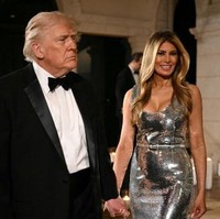 Wanita asal Slovenia ini tampil dalam balutan gaun silver berhiaskan sequin dari koleksi The New Arrivals. Seperti dilansir Pagesix, gaun maxi tanpa lengan ini dibanderol dengan harga US$1,450 atau sekitar Rp 24,2 juta. Foto: AFP/JIM WATSON