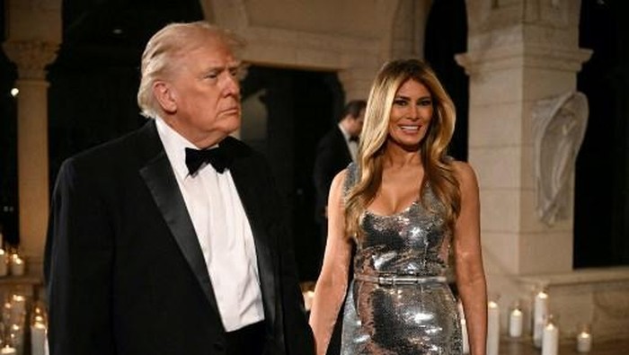 Presiden AS Donald Trump dan Ibu Negara Melania Trump tiba untuk acara Malam Tahun Baru di kediamannya di Mar-a-Lago pada 31 Desember 2025 di Palm Beach, Florida. Presiden menyampaikan pidato kepada para tamu dan merayakan kedatangan tahun 2026.