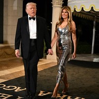 5 Gaya Melania Trump di Pesta Tahun Baru, Gaun Bling-bling Jadi Sorotan