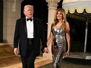 5 Gaya Melania Trump di Pesta Tahun Baru, Gaun Bling-bling Jadi Sorotan