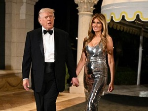 5 Gaya Melania Trump di Pesta Tahun Baru, Gaun Bling-bling Jadi Sorotan
