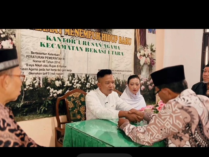 Pasangan pengantin yang memilih menikah di Kantor Urusan Agama (KUA) di Bekasi. Unggahan pernikahan tersebut langsung viral di TikTok.