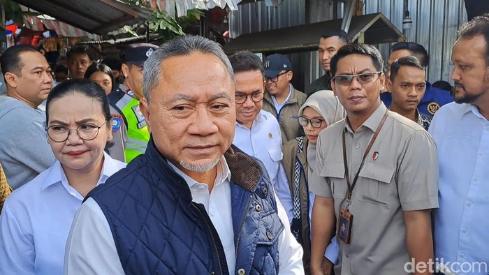 Menko Bidang Pangan, Zulkifli Hasan (Zulhas) di Pasar Simongan, Kota Semarang, Jumat (2/1/2025).