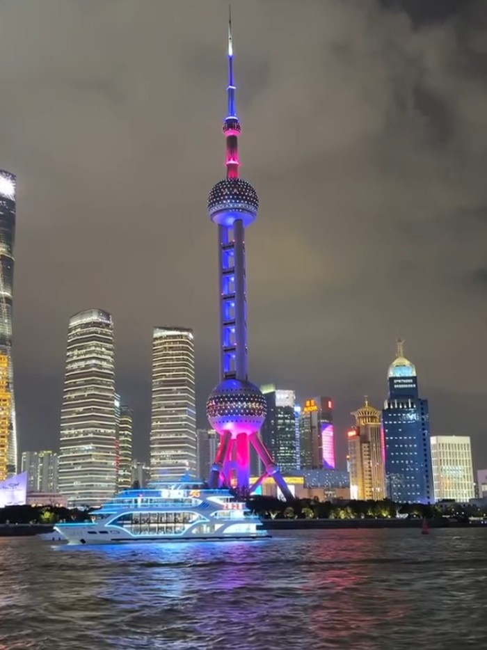 Momen Ghea Indrawari Malam Tahun Baruan di Shanghai