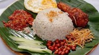 Seporsi nasi dengan lauk berupa ikan teri khas Medan diberi nama Nasi Kentut. Penamaannya datang dari penggunaan daun kentut atau Paederia foetida yang dipakai untuk mengukusnya. Foto: Istimewa