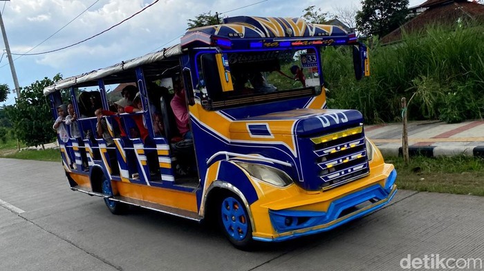 Saat Wisatawan Menikmati Masjid Al Jabbar dengan Cara Berbeda