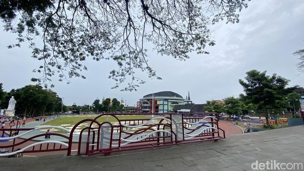 Pagar Lapang Merdeka Sukabumi yang tuai polemik. Pagar Lapang Merdeka Sukabumi yang tuai polemik.