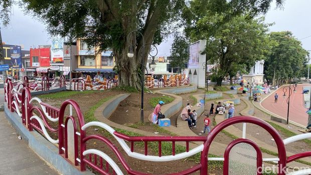 Pagar Lapang Merdeka Sukabumi yang tuai polemik. Pagar Lapang Merdeka Sukabumi yang tuai polemik.