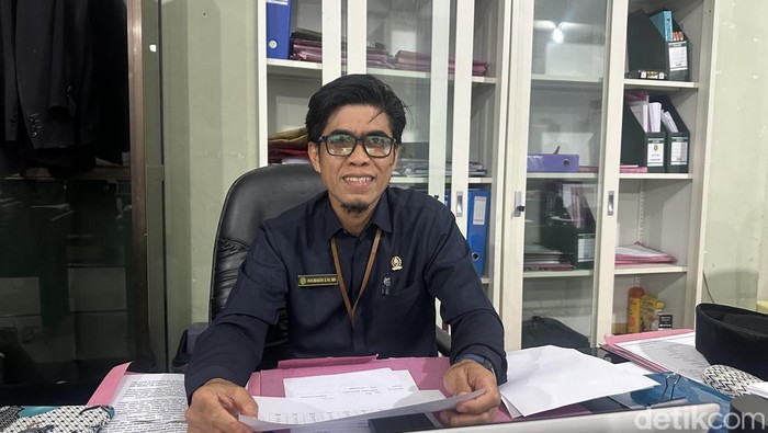 Panitera Muda Hukum Pengadilan Agama Watampone Khumaeni.