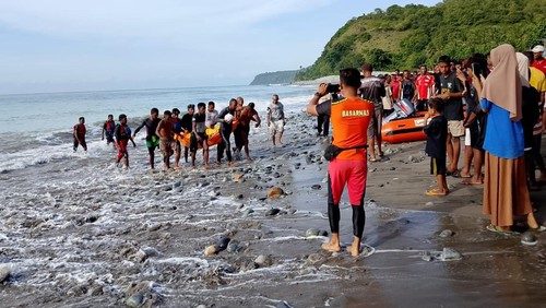 Evakuasi korban tenggelam di Pantai Mbuli, Ende, Jumat (2/1/2026).