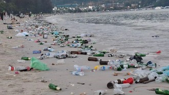 Pesta Tahun Baru Usai, Pantai Patong Diselimuti Sampah