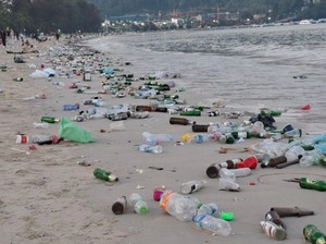 Pesta Tahun Baru Usai, Pantai Patong Diselimuti Sampah