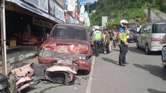 Mobil Panther yang alami rem blong hingga tabrak Agya dan 4 motor di Kecamatan Tawangmangu, Kabupaten Karanganyar, Jumat (2/1/2026)