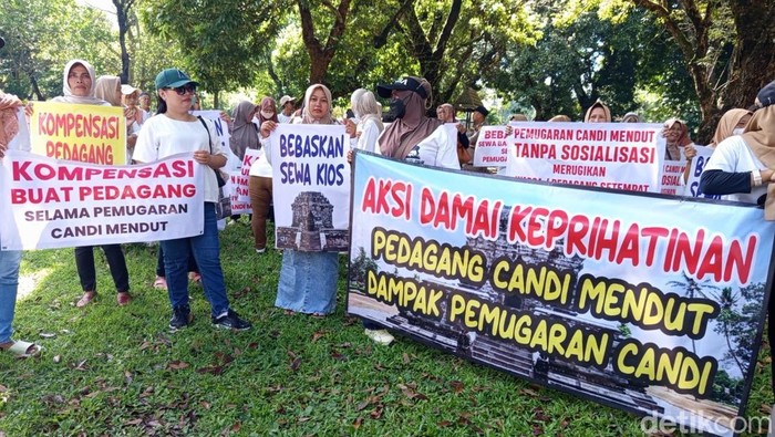 Pedagang Tuntut Kompensasi Imbas Pemugaran Candi Mendut Magelang
