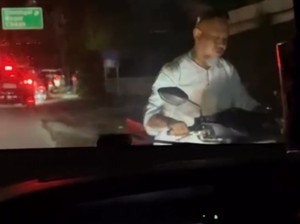 Viral Pemotor Maksa Lawan Arah, Nggak Dikasih Lewat Malah Ngamuk!