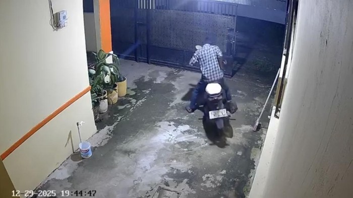 Pria Bertopeng Terekam CCTV Curi Motor di Palembang