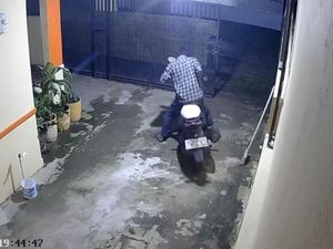 Pria Bertopeng Terekam CCTV Curi Motor di Palembang