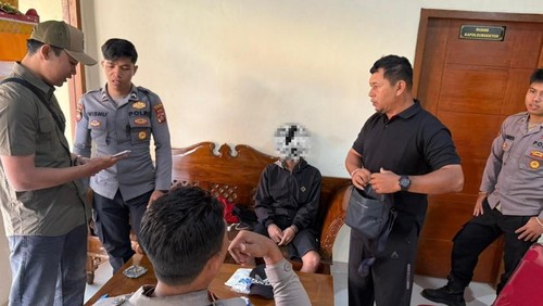 Penjual cilok inisial AA (32) ditangkap polisi lantaran mencuri motor di destinasi wisata Quicksilver Marine Park, Kampung Toyapakeh, Kecamatan Nusa Penida, Klungkung, Bali, Jumat (2/1/2026). (Dok. Polsek Nusa Penida)