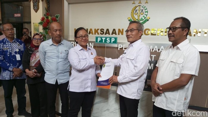 Bupati Bantul, Abdul Halim Muslih saat menyerahkan laporan hasil audit investigasi terkait dugaan penyelewengan dana desa Kalurahan Wonokromo, Pleret, Bantul ke Kejaksaan Negeri (Kejari) Bantul, Jumat (2/1/2026).