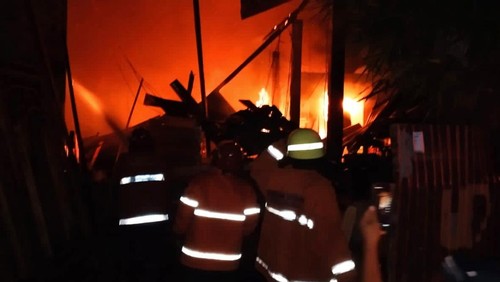 Petugas Damkartan Karangasem berjibaku memadamkan api yang melalap tempat usaha ukiran sanggah di Desa Pertima, Karangasem, Jumat (2/1/2026) (Dok. Damkartan Karangasem)