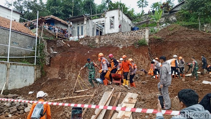 4 Orang Tewas Tertimbun Longsor di Sumedang