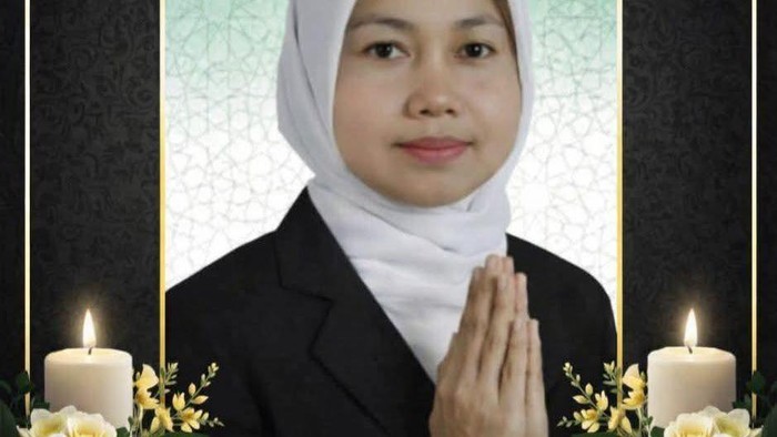 Poster duka cita atas meninggalnya kepala desa terpilih, Hj Tarsitem.