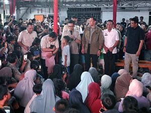 Melihat Momen Prabowo Rayakan Malam Tahun Baru Tanpa Kembang Api di Sumut