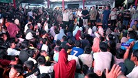Saat malam tahun baru tiba, suasana posko pengungsian berubah lebih hangat. Presiden bersama Menteri dan Gubernur Sumut berkumpul  bersama warga. (Dok. Diskominfo Sumut)