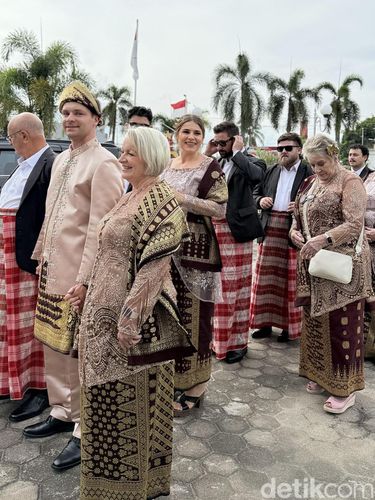 Pria asal Australia ini memberikan mahar uang tunai Rp 1,2 Miliar dan rumah dengan harga Rp 10 Miliar. Pria asal Australia ini memberikan mahar uang tunai Rp 1,2 Miliar dan rumah dengan harga Rp 10 Miliar.