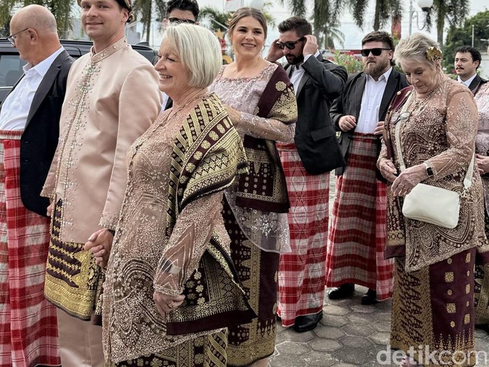 Pria asal Australia ini memberikan mahar uang tunai Rp 1,2 Miliar dan rumah dengan harga Rp 10 Miliar.