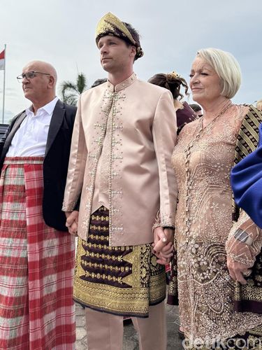 Pria asal Australia ini memberikan mahar uang tunai Rp 1,2 Miliar dan rumah dengan harga Rp 10 Miliar. Pria asal Australia ini memberikan mahar uang tunai Rp 1,2 Miliar dan rumah dengan harga Rp 10 Miliar.