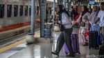 Puluhan Ribu Penumpang Tiba di Stasiun Pasar Senen Saat Arus Balik