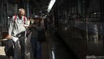 Puluhan Ribu Penumpang Tiba di Stasiun Pasar Senen Saat Arus Balik