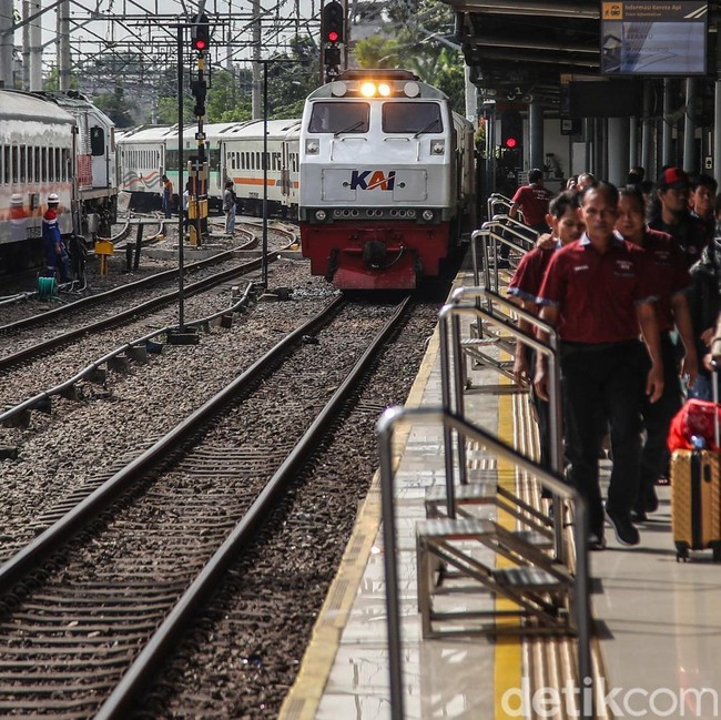 Puluhan Ribu Penumpang Tiba di Stasiun Pasar Senen Saat Arus Balik