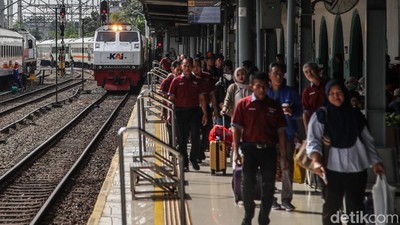 Puluhan Ribu Penumpang Tiba di Stasiun Pasar Senen Saat Arus Balik
