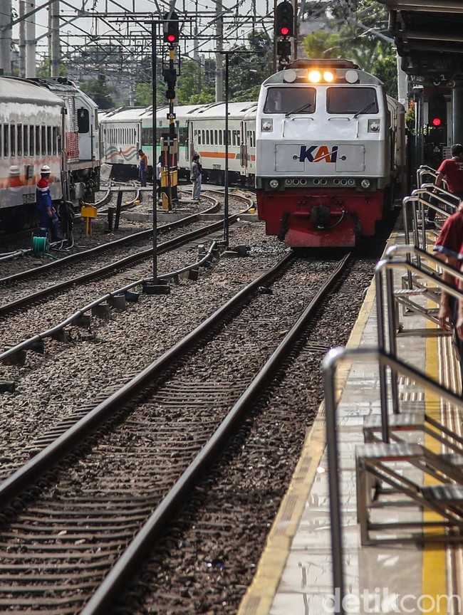 Puluhan Ribu Penumpang Tiba di Stasiun Pasar Senen Saat Arus Balik