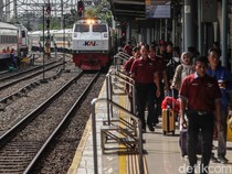 Puluhan Ribu Penumpang Tiba di Stasiun Pasar Senen Saat Arus Balik