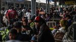 Puluhan Ribu Penumpang Tiba di Stasiun Pasar Senen Saat Arus Balik