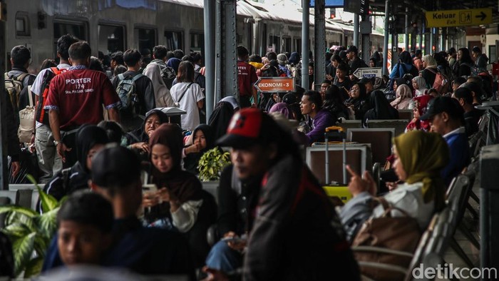 Sejumlah penumpang turun dari kereta  Jarak Jauh Jaka Tingkir dan Kertajaya saat tiba di Stasiun Pasar Senen, Jakarta Pusat, Jumat (2/1/2026). Kedatangan mereka menandai mulainya puncak arus balik libur Natal dan Tahun Baru di wilayah Jakarta.