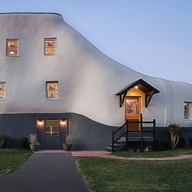 Nggak Nyangka! Rumah Bentuk Sepatu Ternyata Dalamnya Kayak Gini