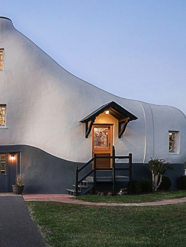 Nggak Nyangka! Rumah Bentuk Sepatu Ternyata Dalamnya Kayak Gini