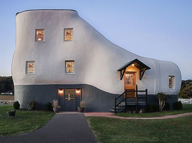 Nggak Nyangka! Rumah Bentuk Sepatu Ternyata Dalamnya Kayak Gini