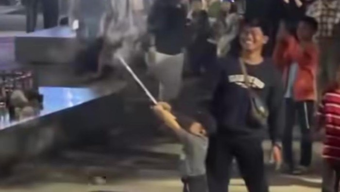 Heboh Pria Buang Kembang Api ke Kerumunan Picu Kepanikan di Pantai Losari