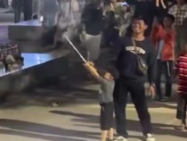 Heboh Pria Lemparkan Kembang Api ke Kerumunan Warga di Pantai Losari