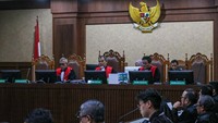 Dalam persidangan, Wahyu Gunawan dicecar sejumlah pertanyaan terkait dugaan penerimaan uang untuk membantu pengurusan perkara korupsi CPO tersebut.