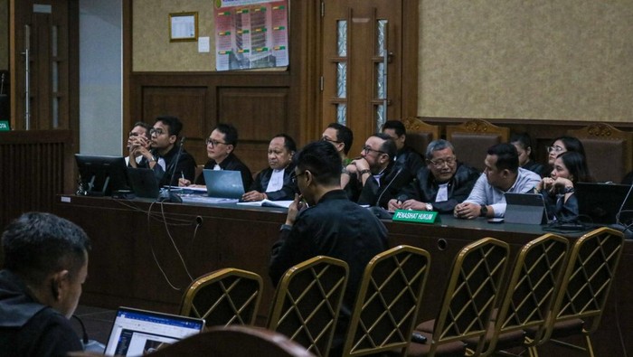Sidang lanjutan kasus dugaan suap pengurusan perkara minyak goreng (migor) di Pengadilan Negeri Jakarta Selatan kembali digelar, Jumat (2/1/2026). Agenda sidang kali ini menghadirkan Wahyu Gunawan, mantan Panitera Muda Perdata Pengadilan Negeri Jakarta Utara, sebagai saksi.