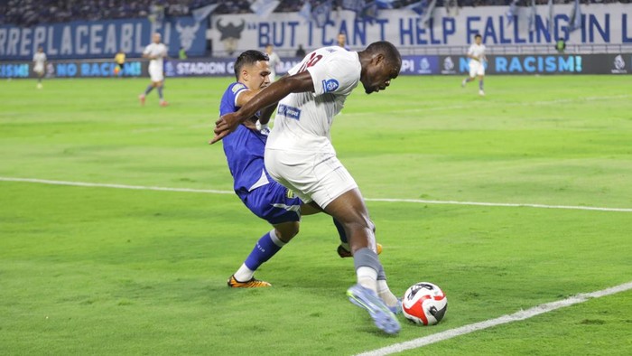 Striker PSM Makassar Jacques Medina berduel dengan pemain Persib Bandung Eliano Raijnders.